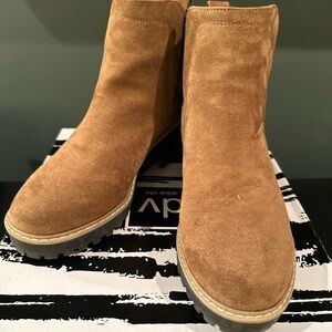 Dolce Vita Romeo Chealsea Ankle Boots, in suede Cognac color, size 7.5